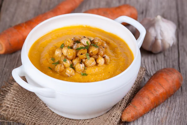 Creamy carrot soup with chickpeas