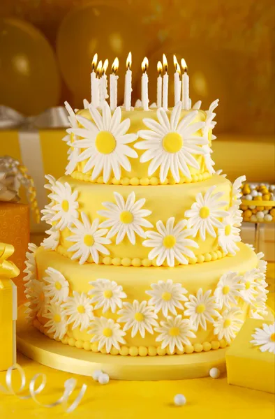 Daisy birthday cake