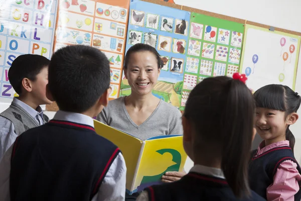 Teacher reading to her elementary school