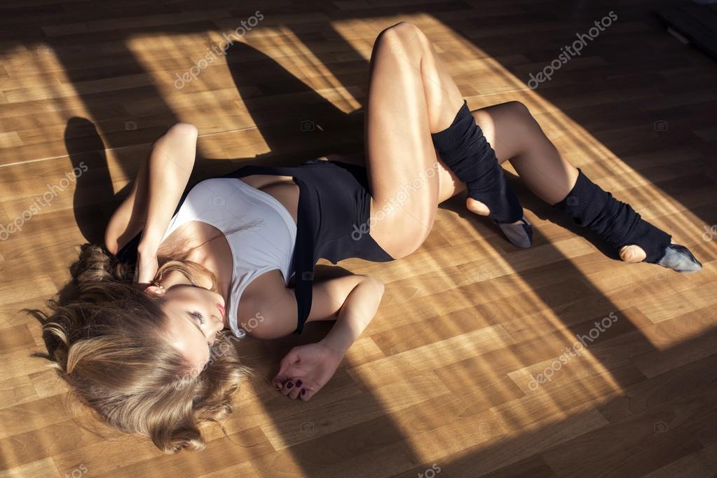 woman comes hardwood flooring woman comes hardwood flooring