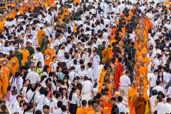 BANGKOK , THAILAND - September 8 : unidentified people give food and drink for alms to 10,000 Buddhist monks on September 8, 2013 Pratunam in Bangkok, Thailand.