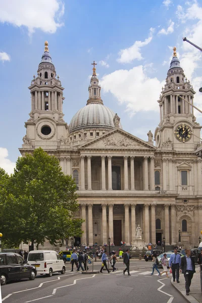 LONDON, UK - JULY 6, 2014: London\'s street next to St. Paul\'s cathedral with office workers and public transport