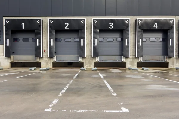 Distribution centre with docking station for trucks