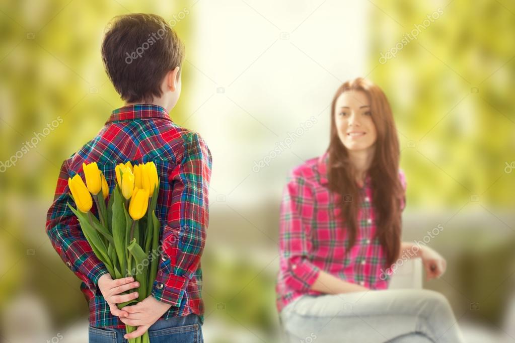 Сын дарит маме цветы