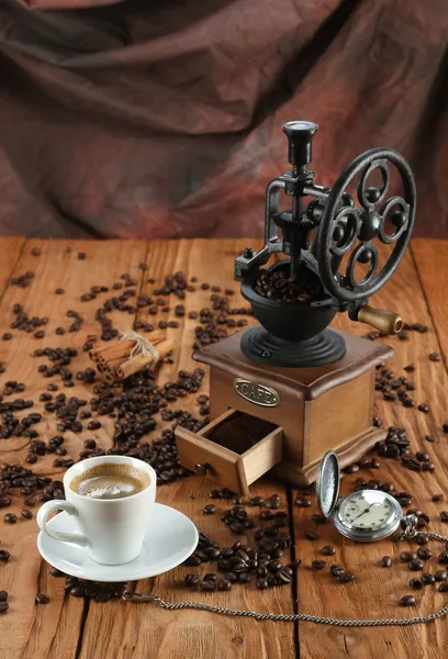 Cup of coffee, coffee grinder, coffee beans, starinnyee clock