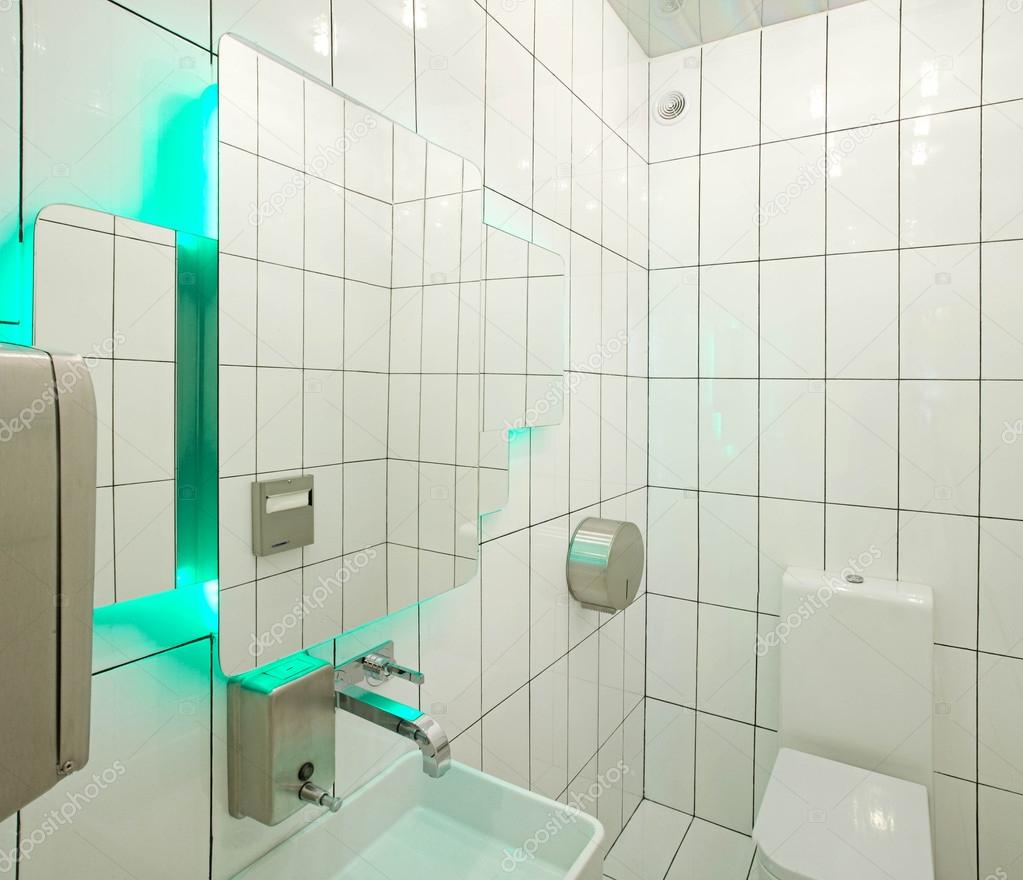 Vitt badrum med aqua bakgrundsbelysning — stockfotografi ...