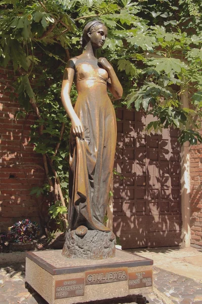 Juliette\'s bronze statue. Verona, Italy