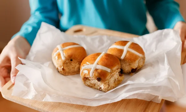 Holding cross buns treats