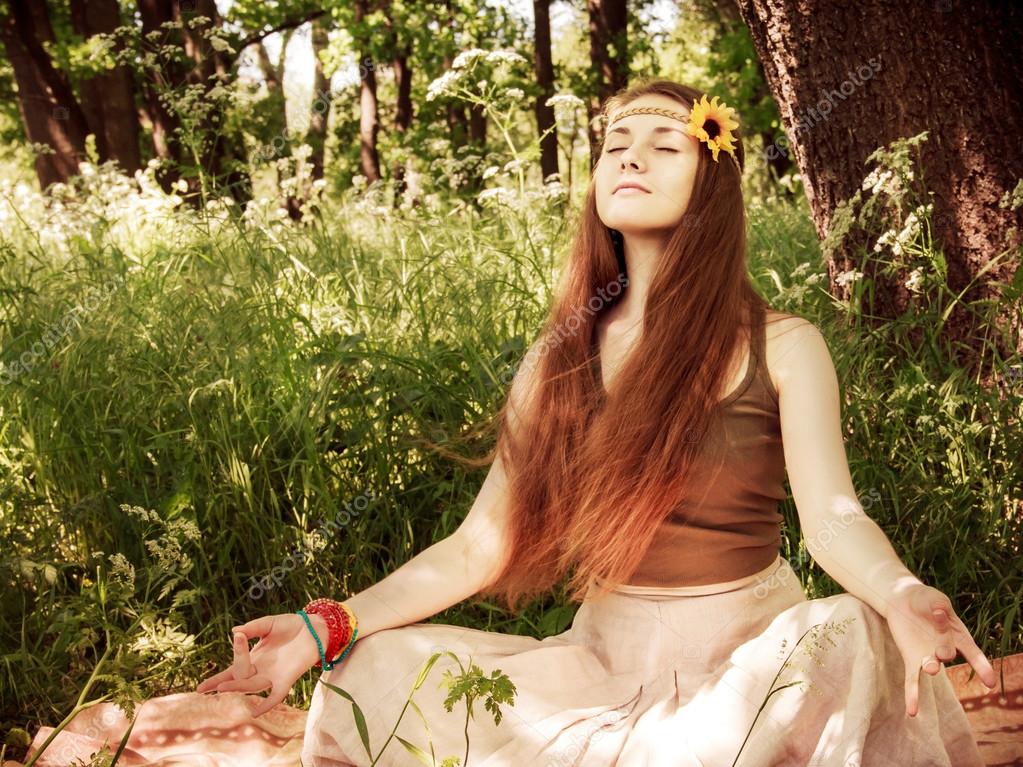 Garota do yoga hippie — Fotografias de Stock © mandrixta 41282775