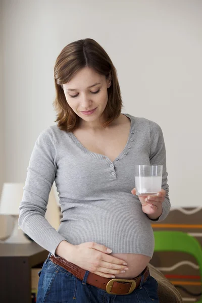 PREGNANT WOMAN TAKING MEDICATION