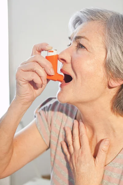 ASTHMA TREATMENT, ELDERLY PERSON