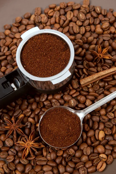 Coffee maker's handle with roasted grains