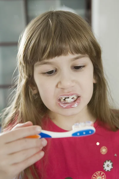 Little girl cleaning teeth