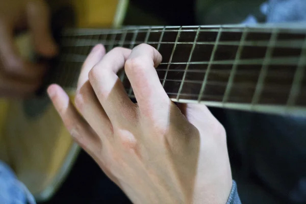 Fingersetting on guitar neck