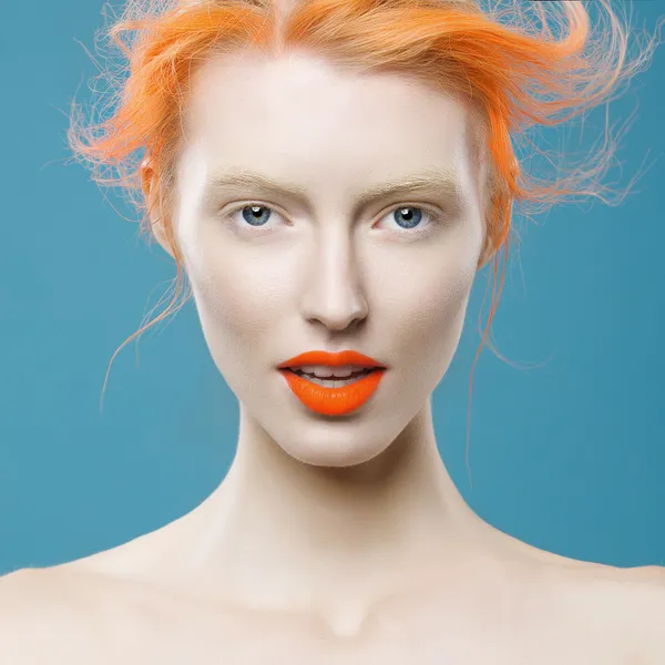 蓝底白字,特写的橙色头发的漂亮女孩的画像 - 