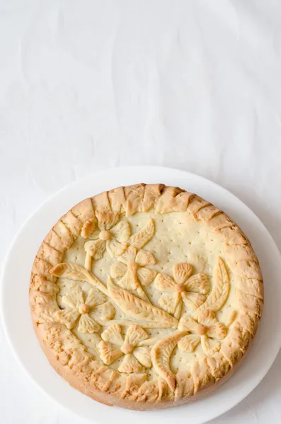 Pie patterned in the form of flowers