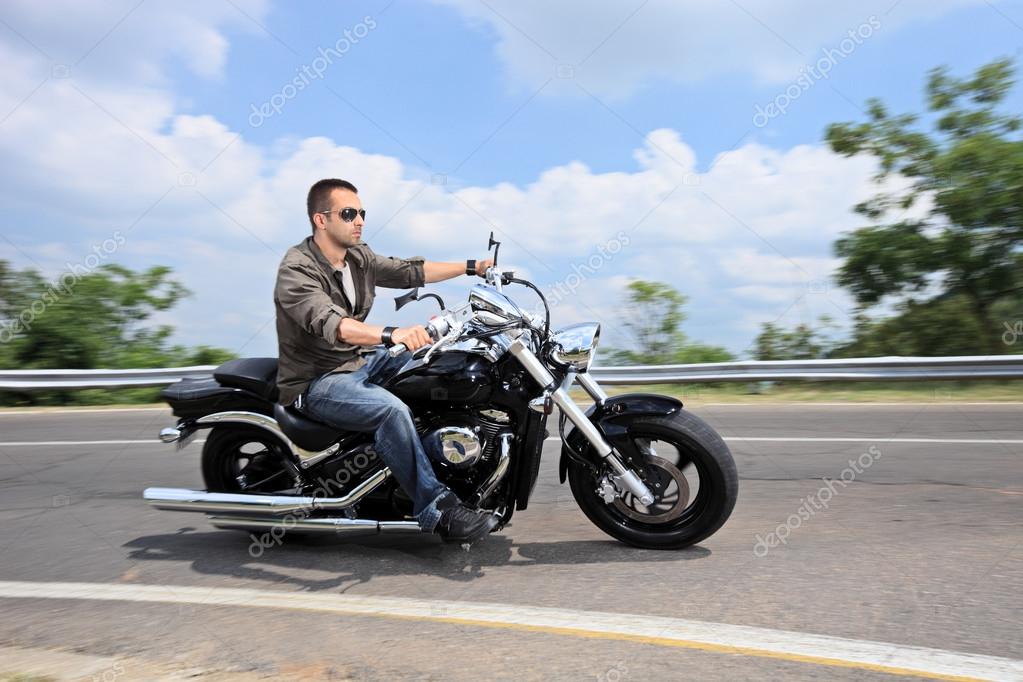 человек на мотоцикле 
