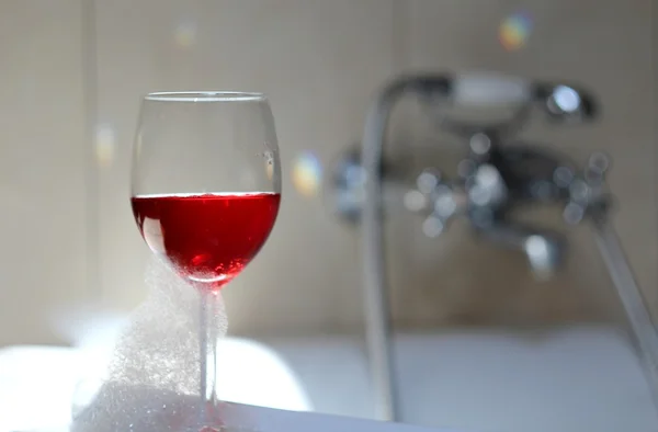 Bath with a glas of pink wine
