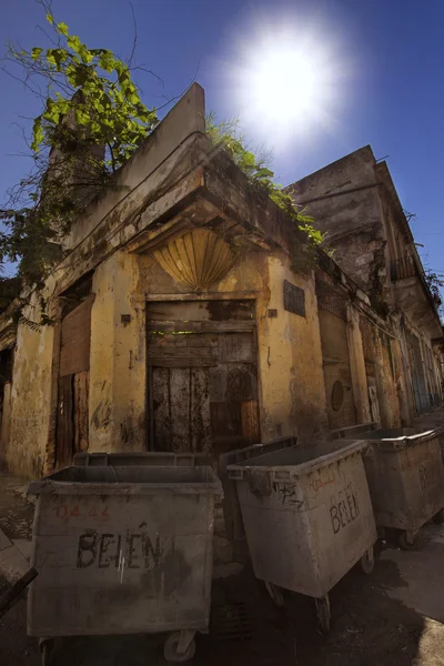 Crumbling building in ol Havana
