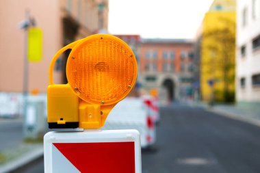 Kapalı sokak. Yanıp sönen ışıklarla eskrim. Yol çalışmaları.