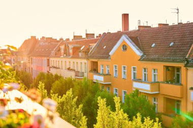 Avrupa 'nın eski evlerinin alçak çatıları manzaralı.