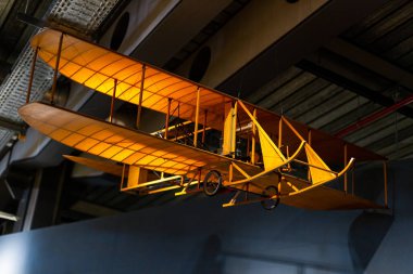 Uçak Müzesi 'nin tavanından asılı bir uçak..