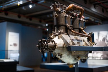 Nadir bulunan bir araba motorunun detaylarını yakından incele. Metal mekanizmalar. Otomotiv endüstrisi.