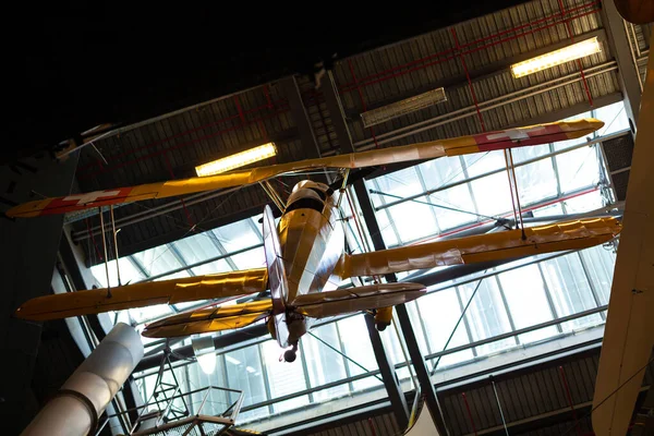 Een Vliegtuig Opgehangen Aan Het Plafond Het Aircraft Museum — Stockfoto