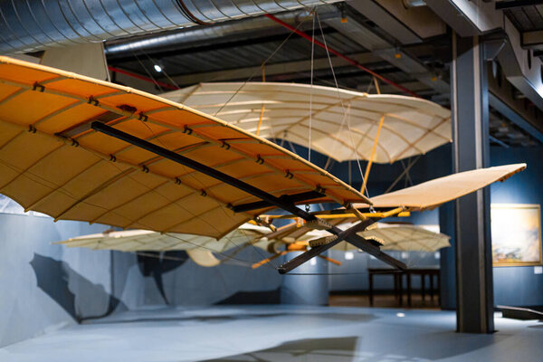 Антикварные самолеты в Музее истории самолетов.