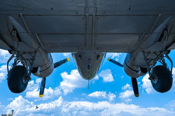 Het Vliegtuig Opgehangen Aan Gevel Van Het Gebouw Van Het — Stockfoto