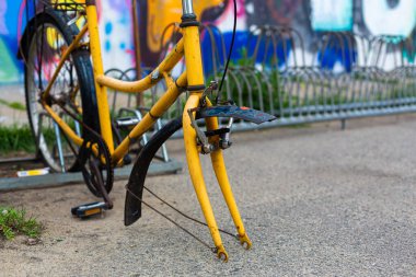 Ön tekeri olmayan terk edilmiş bir bisiklet..