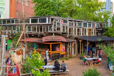 Berlin 'de hippi mekanı. Kulüp terk edilmiş bir binada. Berlin, Almanya - 05.17.2019