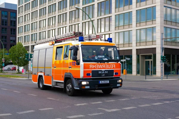 一辆闪烁着灯光的消防车沿着城市大街疾驰而至 德国柏林 2019 — 图库照片