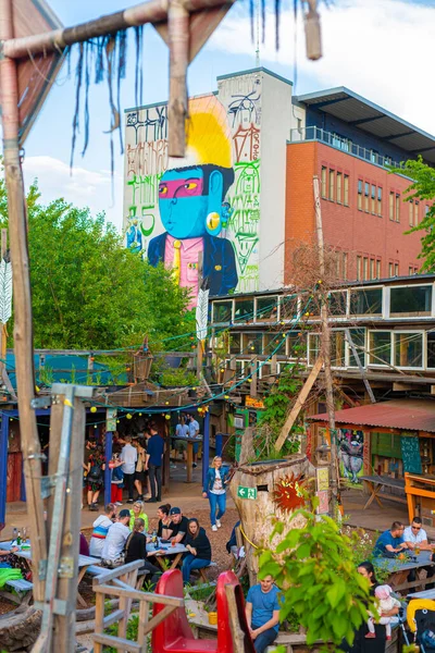 Berlin 'de hippi mekanı. Kulüp terk edilmiş bir binada. Berlin, Almanya - 05.17.2019