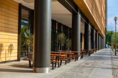 Restaurantın yaz terasında terk edilmiş banklar..