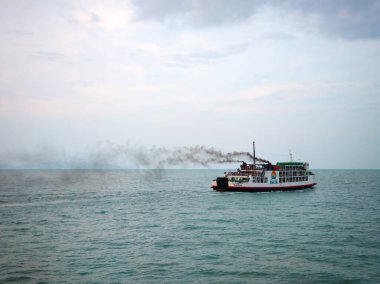 Yolcu feribotu denizde yelken açar. Bangkok, Tayland - 02.09.2020