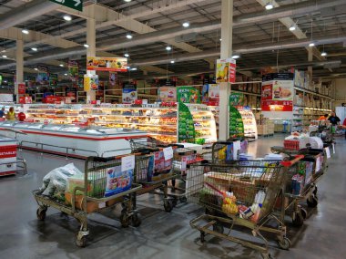 Büyük market mega marketi. Muazzam ürün seçimi. Samui , Tailand - 02.11.2020
