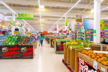 Bir süpermarketin içi gibi. Samui , Tailand - 02.20.2020