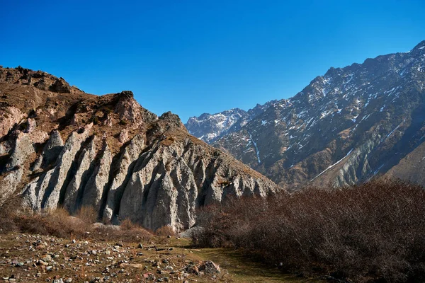 Гірський Природний Ландшафт Снігові Шапки Гірських Вершин Скелясті Скелі Зруйнований — стокове фото