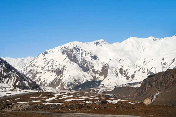 Ορεινό Φυσικό Τοπίο Χιόνια Στις Κορυφές Των Βουνών Βραχώδη Βράχια — Φωτογραφία Αρχείου