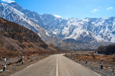 Dağlarda ilkbaharın başlarında. Georgia 'da arabayla seyahat etmek. İnanılmaz dağ kayalıkları manzarası.