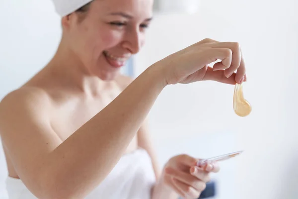 Depois Banho Menina Envolta Uma Toalha Usa Adesivos Cosméticos Para — Fotografia de Stock