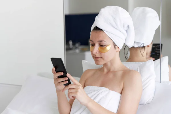 Zuhanyozás Után Lányt Törölközőbe Csomagolják Kozmetikai Tapaszt Visel Bőr Alatt — Stock Fotó