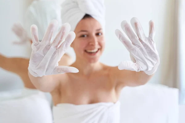 Zuhanyozás Után Egy Törölközőbe Csomagolt Lány Kozmetikai Kesztyűt Használ Hogy — Stock Fotó