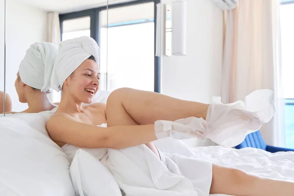 Prysznicu Dziewczyna Owinięta Ręcznik Używa Rękawic Kosmetycznych Aby Nawilżyć Skórę — Zdjęcie stockowe