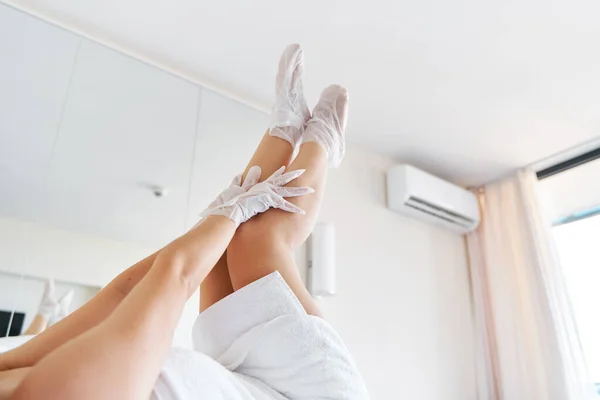 Zuhanyozás Után Egy Törölközőbe Csomagolt Lány Kozmetikai Kesztyűt Használ Hogy — Stock Fotó