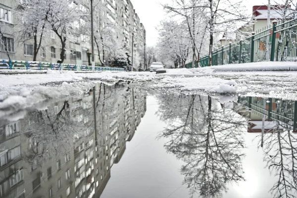 冬雪覆盖城市风景的水坑反思 — 图库照片