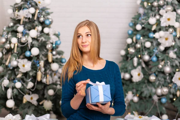 Gyönyörű Lány Pózol Ünnepi Karácsonyi Dekorációkban Izgatott Téli Szünet — Stock Fotó