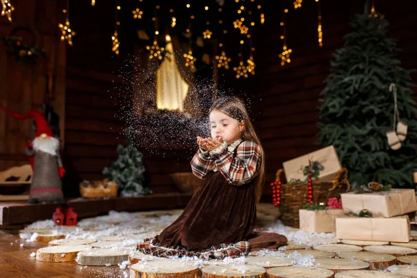 Julsaga För Liten Flicka Oförglömliga Barndomsminnen Flicka Gör Önskan Julafton — Stockfoto