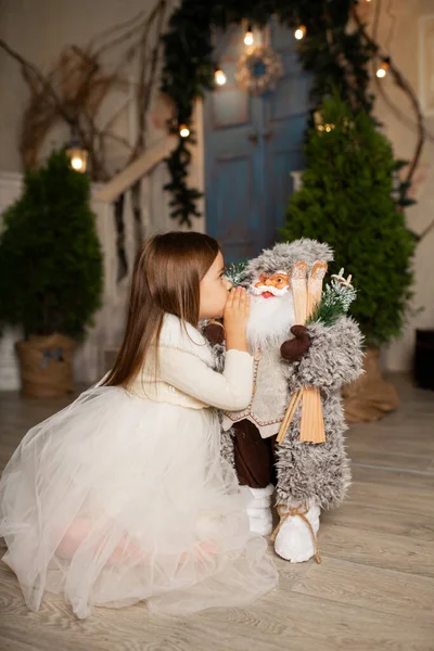 Маленькая Девочка Загадывает Желание Санта Клаусу — стоковое фото